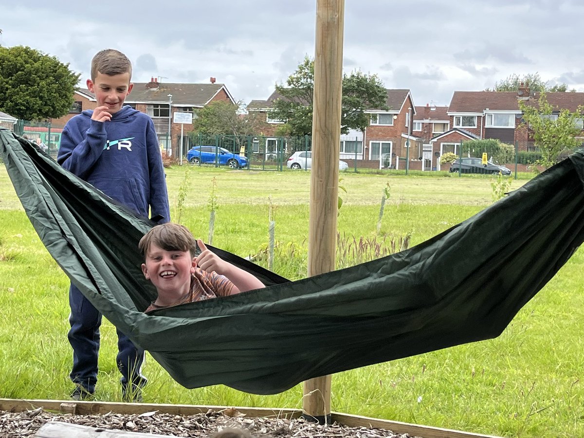 FSOLOC's tweet photo. Year 4 enjoying a relaxing swing in the hammock this afternoon! 😎 https://t.co/PfsCTQPS1P