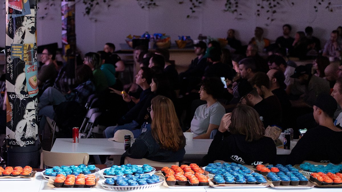 UbiMassive's tweet image. #UbiForward happened two days ago, and we showed off more gameplay for @StarWarsOutlaws and new content for @AvatarFrontiers and @TheDivisionGame. Obviously, an occasion like that called for popcorn, cupcakes, pizza, and drinks! 🍕🍾

#AMassiveLife
#LifeatUbisoft