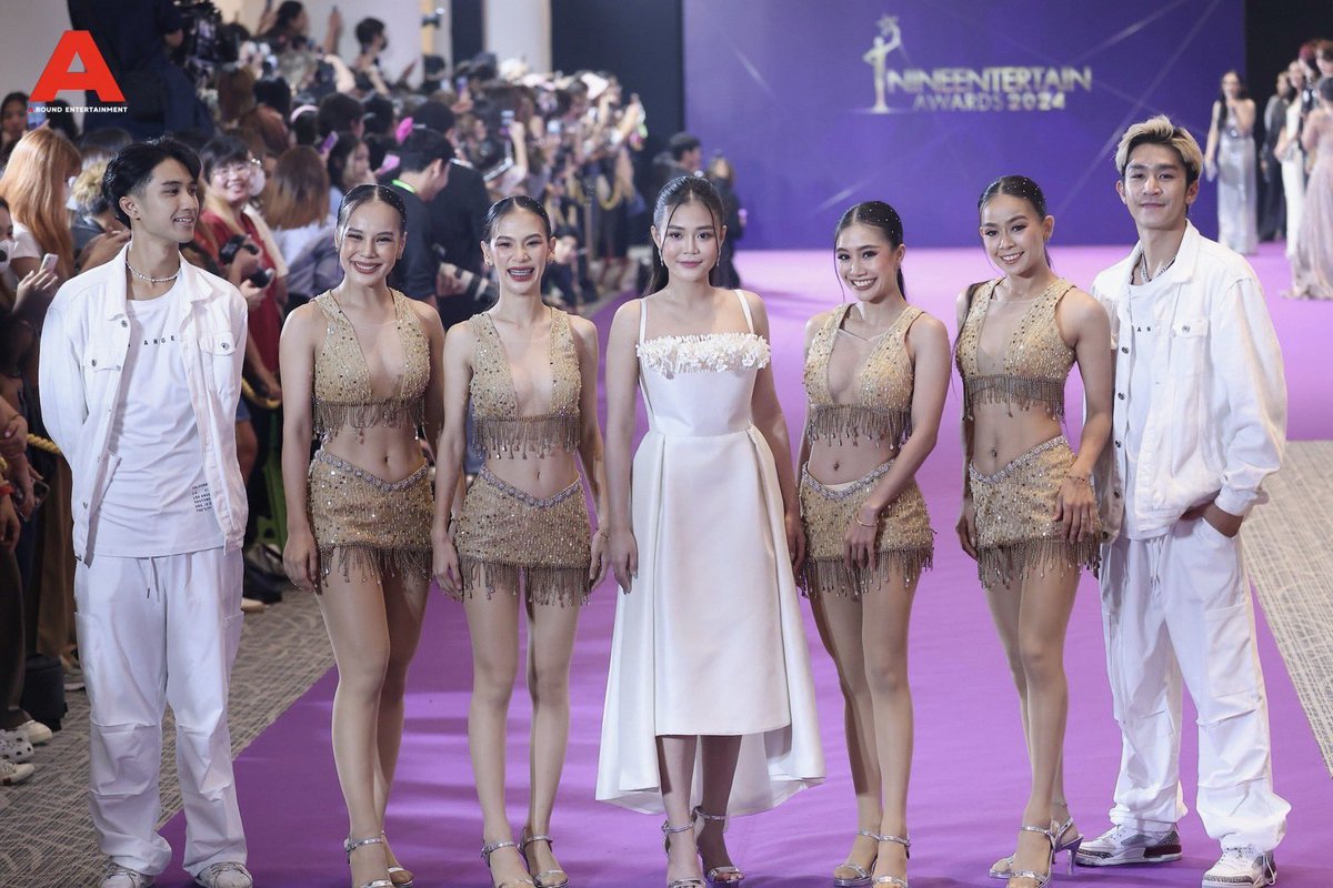 ชอบที่เค้าให้แดนเซอร์มาเดินพรมเข้างานด้วยกันอะ ให้ความสำคัญกับสมาชิกในทีมตัวเองมากๆ