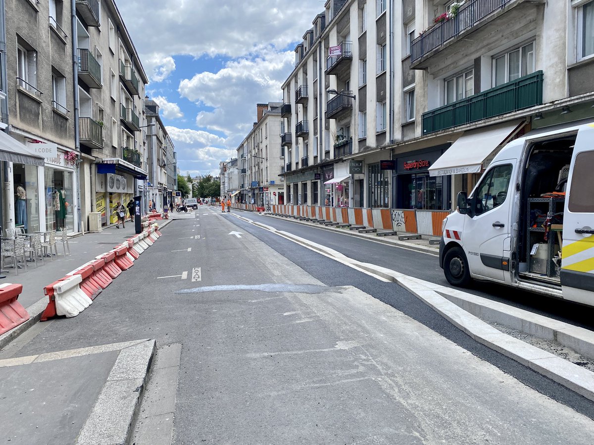 letramdetours's tweet photo. Rue Marceau, la fin des travaux de la première phase est proche ! 🚧

La nouvelle piste cyclable bidirectionnelle vient de recevoir son enrobé. Il s’agira du premier tronçon achevé de l’itinéraire n°10 du réseau #Vélival de #Tours Métropole. 🚲🚲🚲 @villedetours @CC37fub https://t.co/dQyoMR84fi
