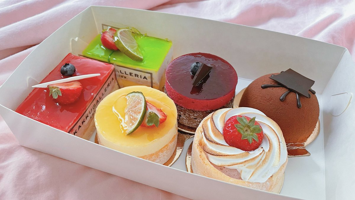 It’s cake and balloon day! 🎈🎂🥳