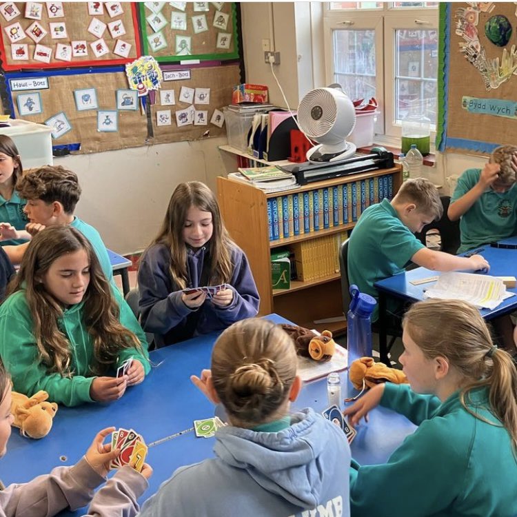 UrddCaerdyddFro's tweet photo. Bore llawn hwyl yn Ysgol @mynyddbychan ! Y plant wedi joio chwarae gemau bwrdd, ac yn edrych ymlaen at yr ysgol uwchradd! 

A fun morning in Ysgol Mynydd Bychan! Enjoyed playing board games, whilst looking forward to secondary school in September!

#gwaithieuenctid #cfti #hwyl https://t.co/RTGFLUt85A