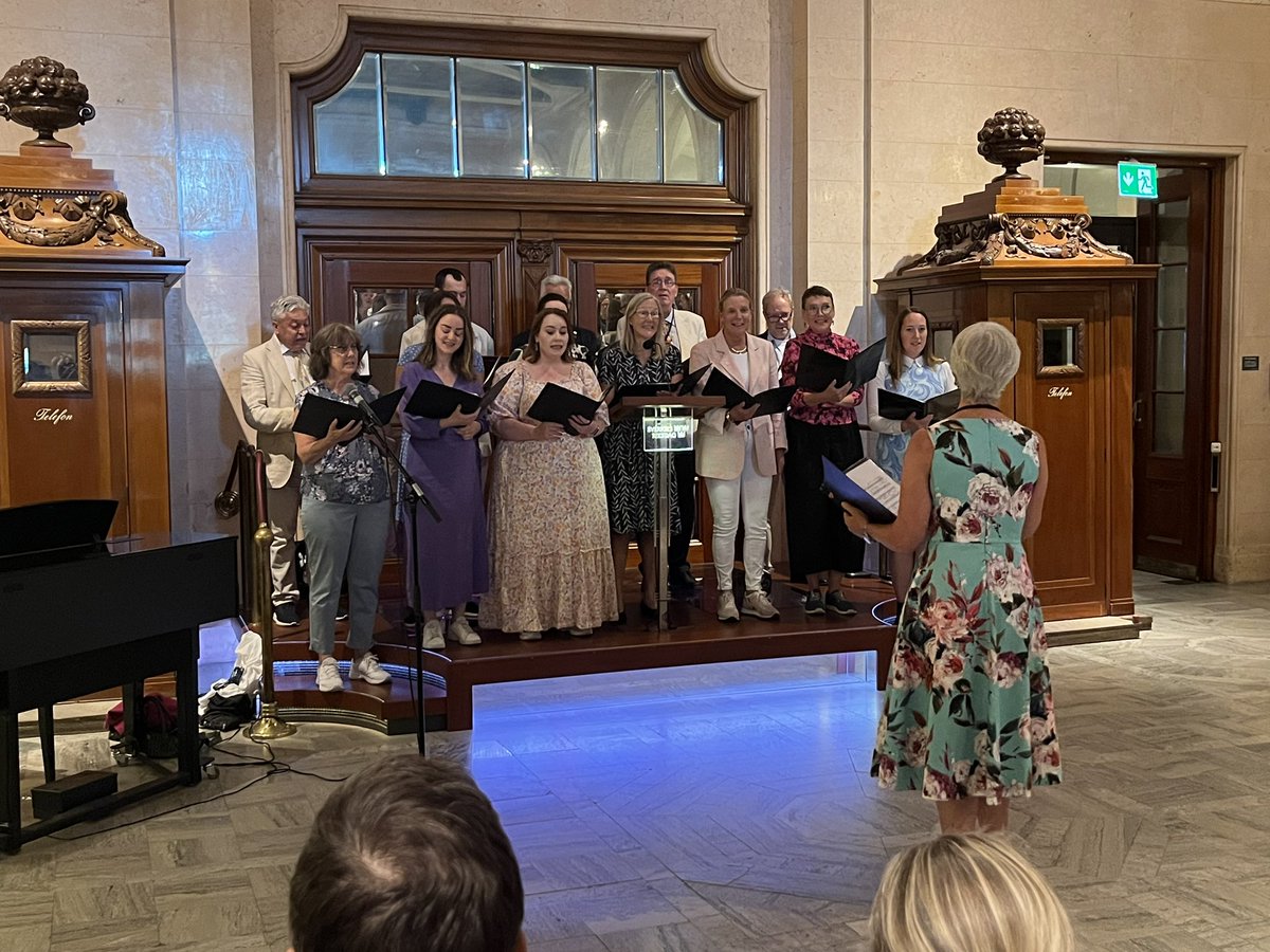 Riksdagens sommarkaffe serveras inomhus i år p g a regnet. Riksdagskören under @ulrikaheiec underhåller som vanligt. 🌼🌞