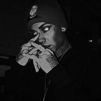 exordi9m's tweet image. "S’ils racontent un jour mon histoire, dites leur que j’ai vécu à l’époque de JN. Que j’ai marché dans ses pas et mordu la même boue de désespoir. Dites leur que j’ai pris feu avec lui et qu’à la fin de tout, ils reconnurent tous qu’il n’eut jamais qu’un seul roi digne."