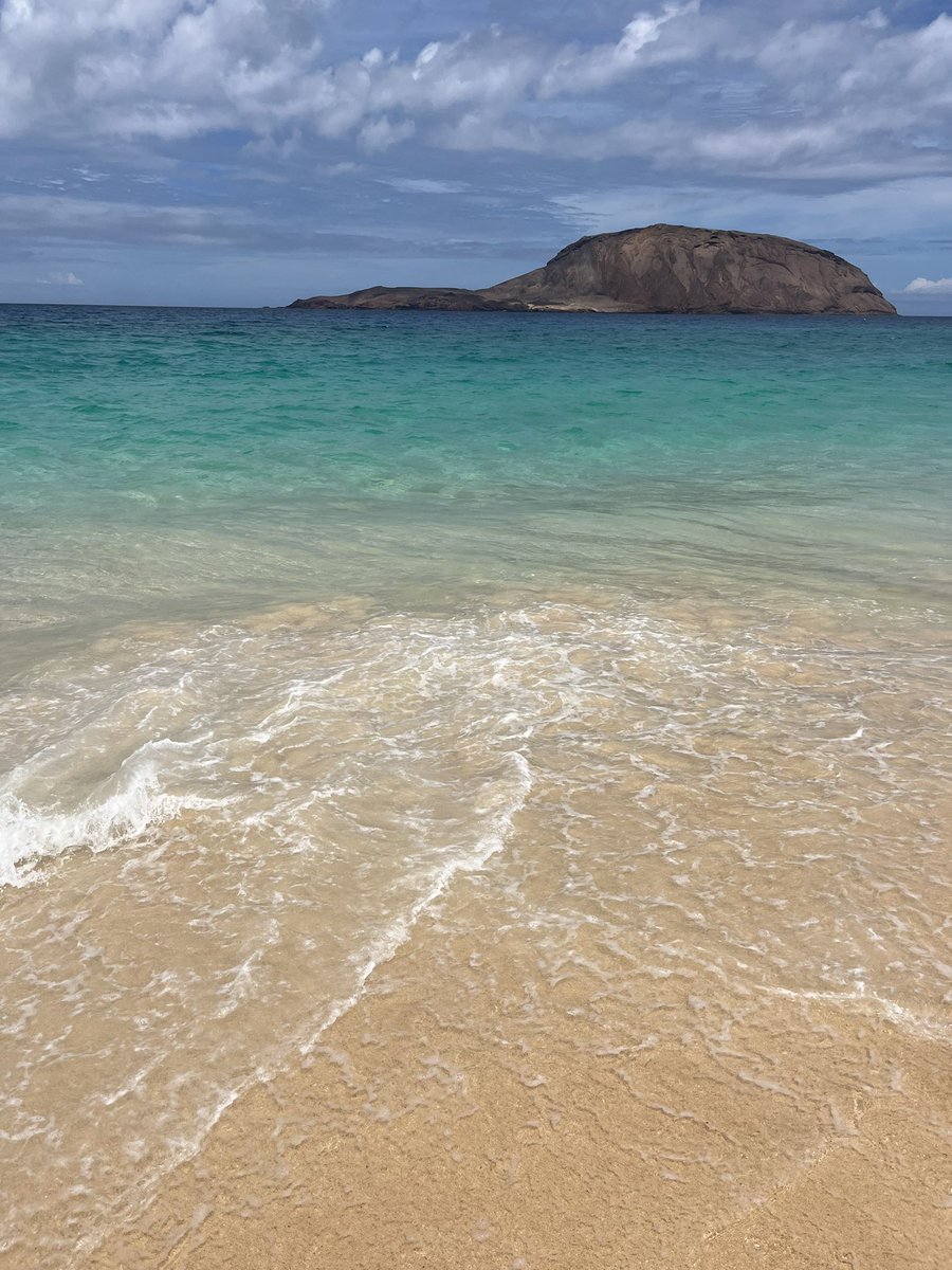 maydaycarmen_'s tweet photo. La fase de irte a vivir a canarias recomiendo no saltártela❤️‍🩹🩵 https://t.co/7o05X5V4pm