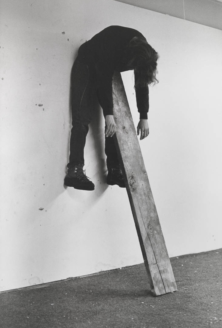 Tate's tweet image. #GetToKnow American sculptor Charles Ray.

Ray was part of a wave of artists during the 1970s who addressed sculpture as an activity rather than as an object. In ‘Plank Piece’ the artist documents the use of his own body as the sculptural component.

📷 bit.ly/4cgojT0