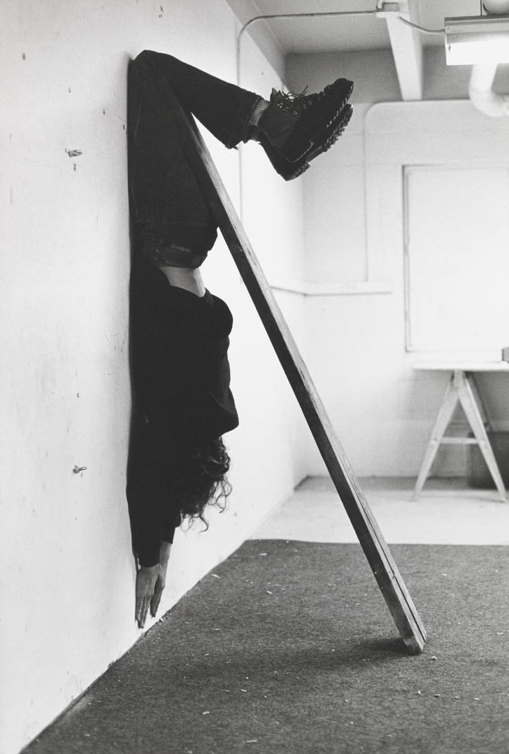 Tate's tweet image. #GetToKnow American sculptor Charles Ray.

Ray was part of a wave of artists during the 1970s who addressed sculpture as an activity rather than as an object. In ‘Plank Piece’ the artist documents the use of his own body as the sculptural component.

📷 bit.ly/4cgojT0