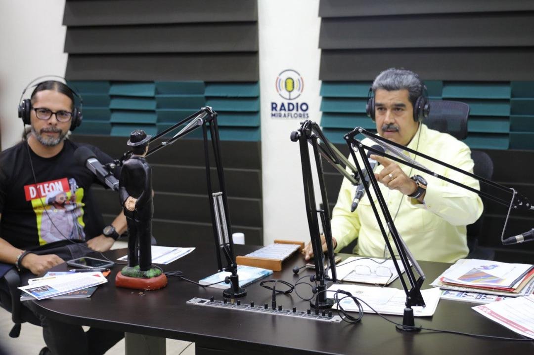 cvm_ve's tweet photo. #EsNoticia || En la segunda emisión del programa radial “Con Maduro de Repente”, el Pdte.
@NicolasMaduro anunció la creación de la Gran Misión Vuelta a la Patria, para atender a las y los compatriotas en el exterior.

#12Jun 
#CreemosEnNuestraGente https://t.co/FPPwv3xqOv