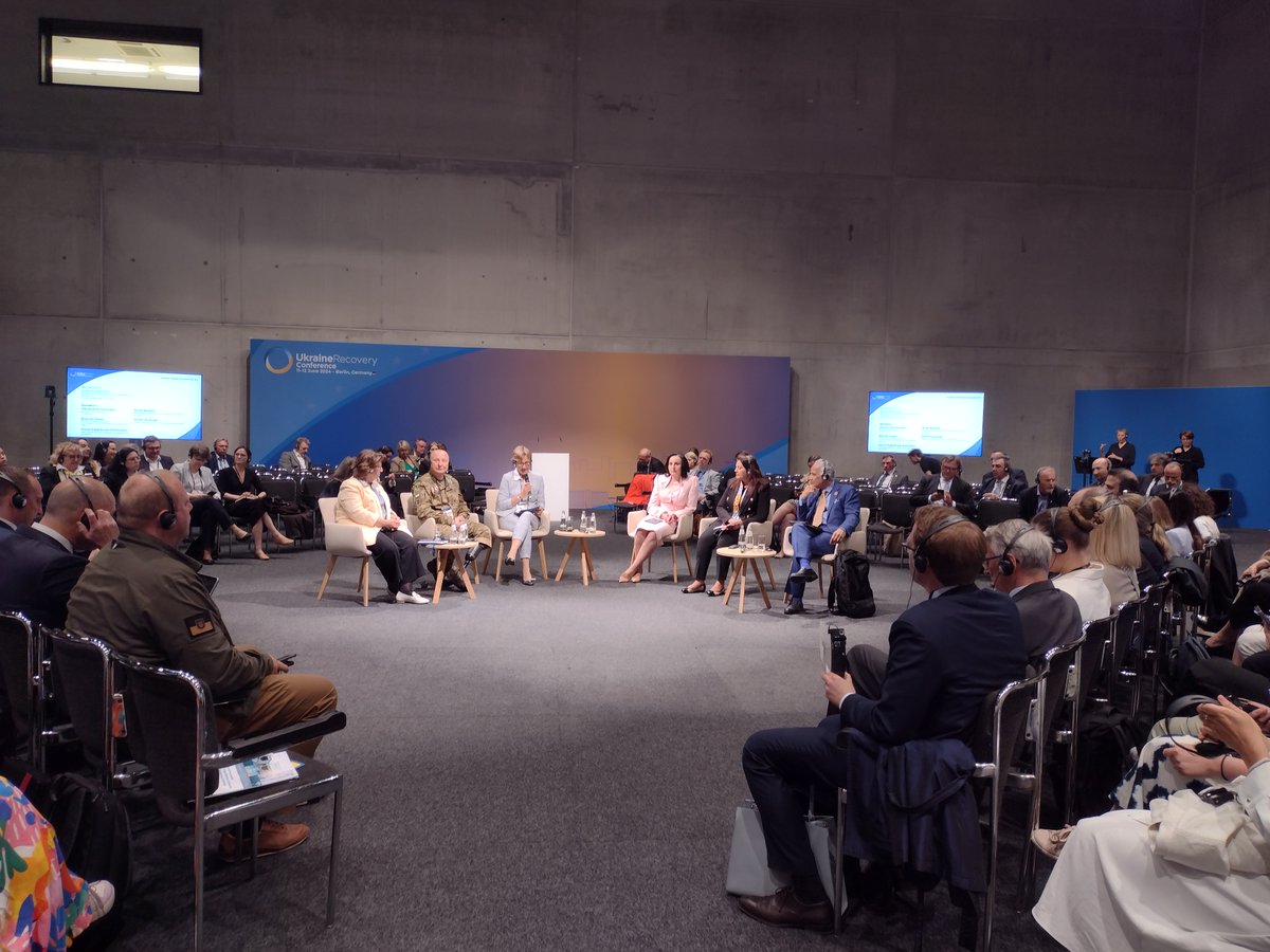 venro_eV's tweet photo. #Ukraine #Wiederaufbau #Konferenz
VENRO-Referentin Maya Krille hat bisher wenig #Zivilgesellschaft auf den Panels gesichtet. „Wirtschaft und Investitionen sind wichtig, aber Zivilgesellschaft ist beim Wiederaufbau zentral. Da wünsche ich mir mehr Teilhabe und Sichtbarkeit." https://t.co/fQgK0hxX1z