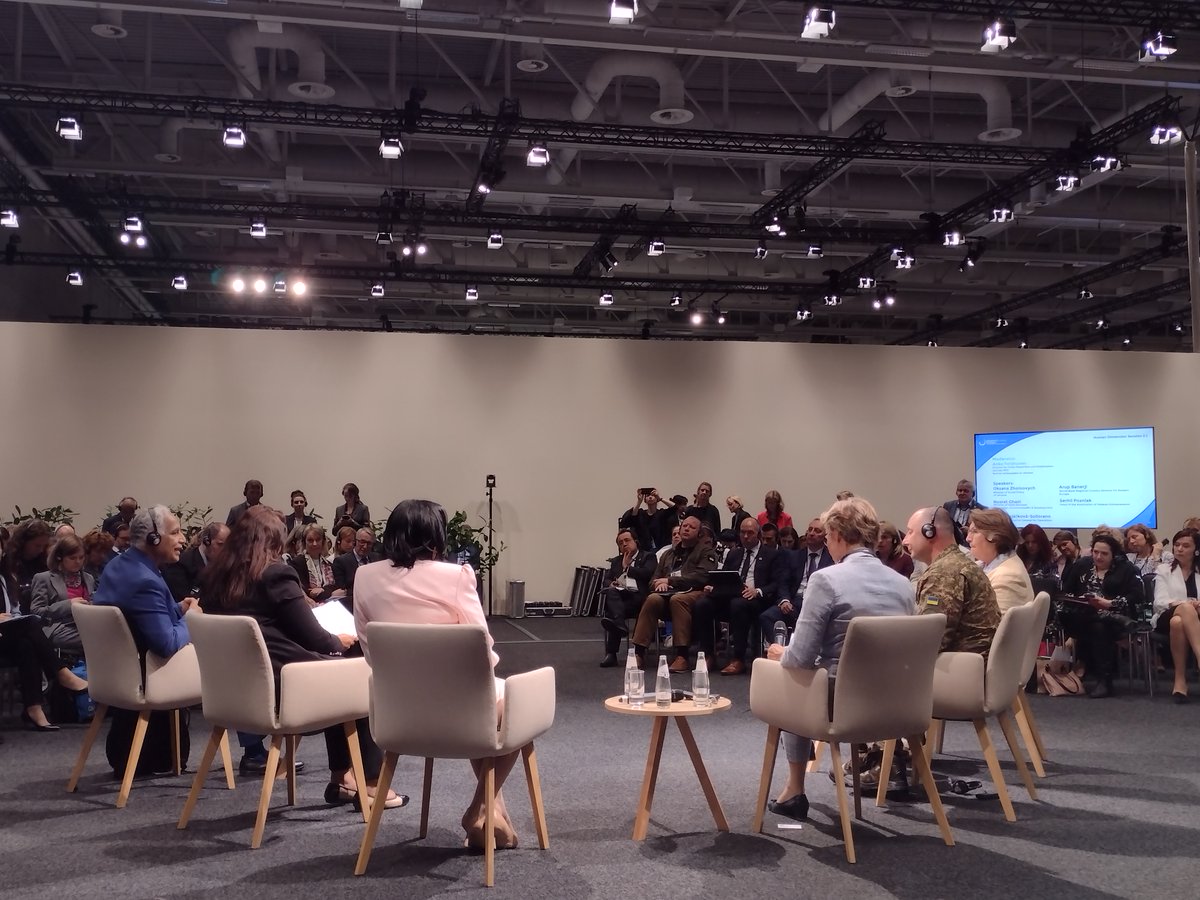 venro_eV's tweet photo. #Ukraine #Wiederaufbau #Konferenz
VENRO-Referentin Maya Krille hat bisher wenig #Zivilgesellschaft auf den Panels gesichtet. „Wirtschaft und Investitionen sind wichtig, aber Zivilgesellschaft ist beim Wiederaufbau zentral. Da wünsche ich mir mehr Teilhabe und Sichtbarkeit." https://t.co/fQgK0hxX1z