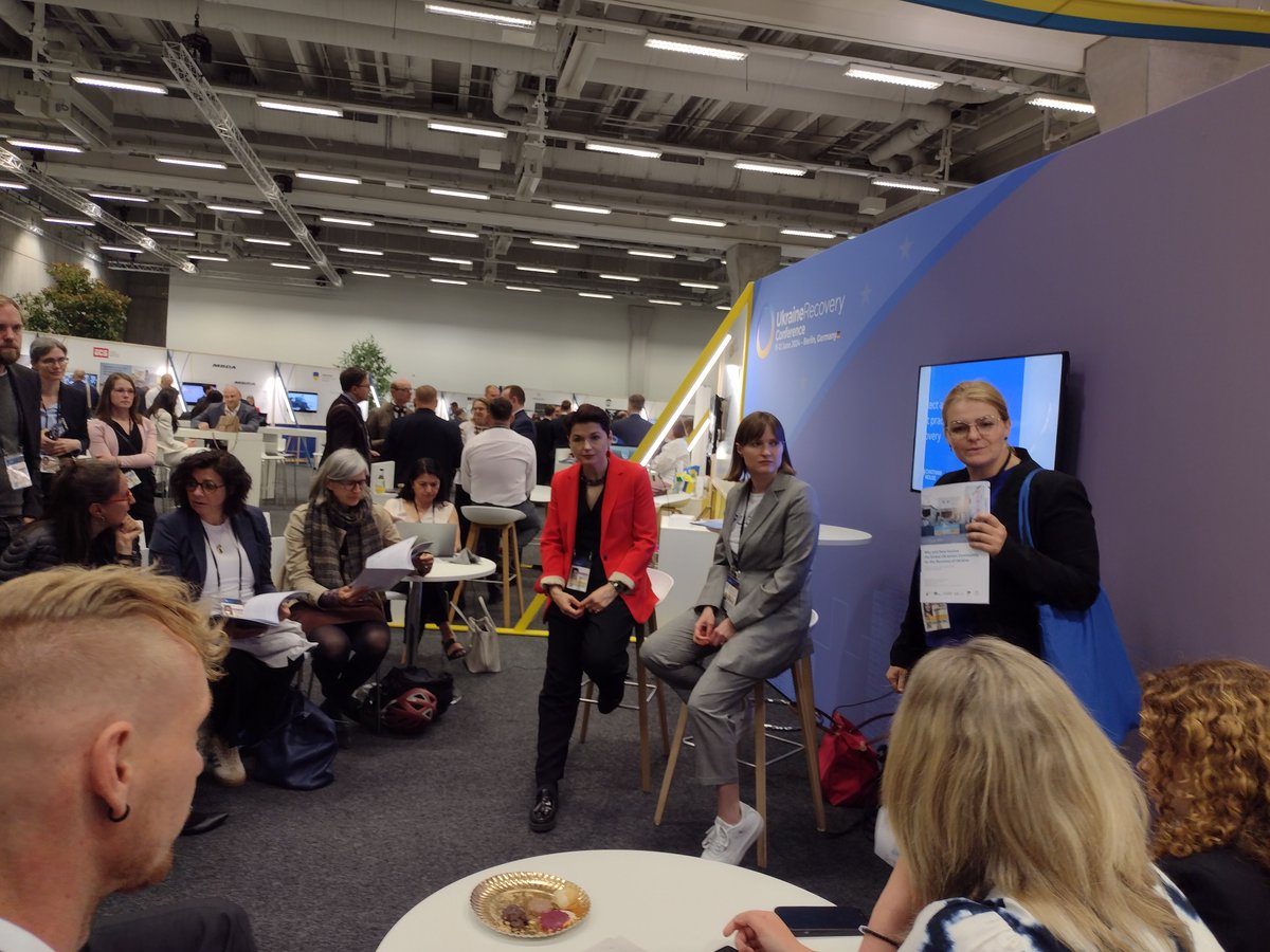 venro_eV's tweet photo. #Ukraine #Wiederaufbau #Konferenz
VENRO-Referentin Maya Krille hat bisher wenig #Zivilgesellschaft auf den Panels gesichtet. „Wirtschaft und Investitionen sind wichtig, aber Zivilgesellschaft ist beim Wiederaufbau zentral. Da wünsche ich mir mehr Teilhabe und Sichtbarkeit." https://t.co/fQgK0hxX1z