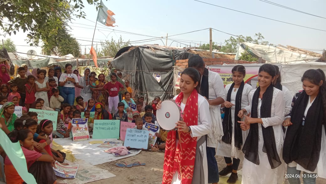 Richachandra16's tweet photo. #InternationalDayAgainstChildLabour Week-long campaign on raising awareness and combating child labour ends today in Lucknow covering 18 poor areas and reaching out to 4500 people
@UPLABOURDEPT @basicshiksha_up @VigyanF @IamSandeepKhare https://t.co/ifjFQOarxU