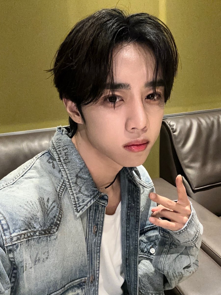 officl_theboyz's tweet photo. [📸] 더보이즈 선우 아이돌 라디오 DJ 완료🦝 청량미 가득한 오늘의 떤디와 함께 시원한 수요일 밤 보내셨나요🐳 오늘 더위는 잊고 달콤한 꿈 꾸세요💭

#THEBOYZ #더보이즈
#SUNWOO #선우 https://t.co/gmuz0ABnFE