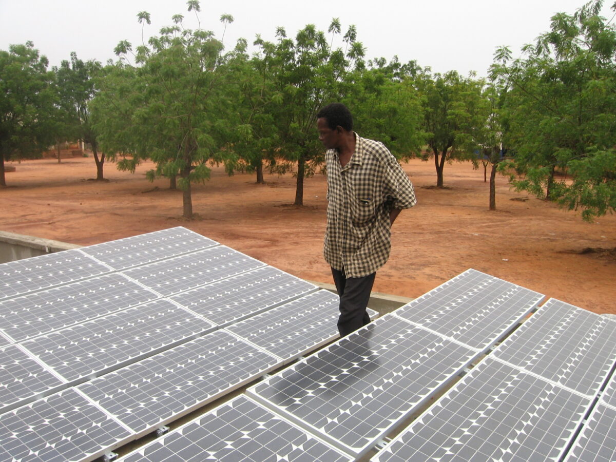 CORE_SDGs's tweet photo. The International Network of Solar Technology and Application Resource Centres, en partenariat avec @CORE_SDGs a organisé une formation sur les cadres et programmes de qualification régionaux en matière d'énergie solaire pour 51 participants. 🔆💡⚡

👉🏽 https://t.co/pcZmhEiQD0 https://t.co/ZYki2IRB6s