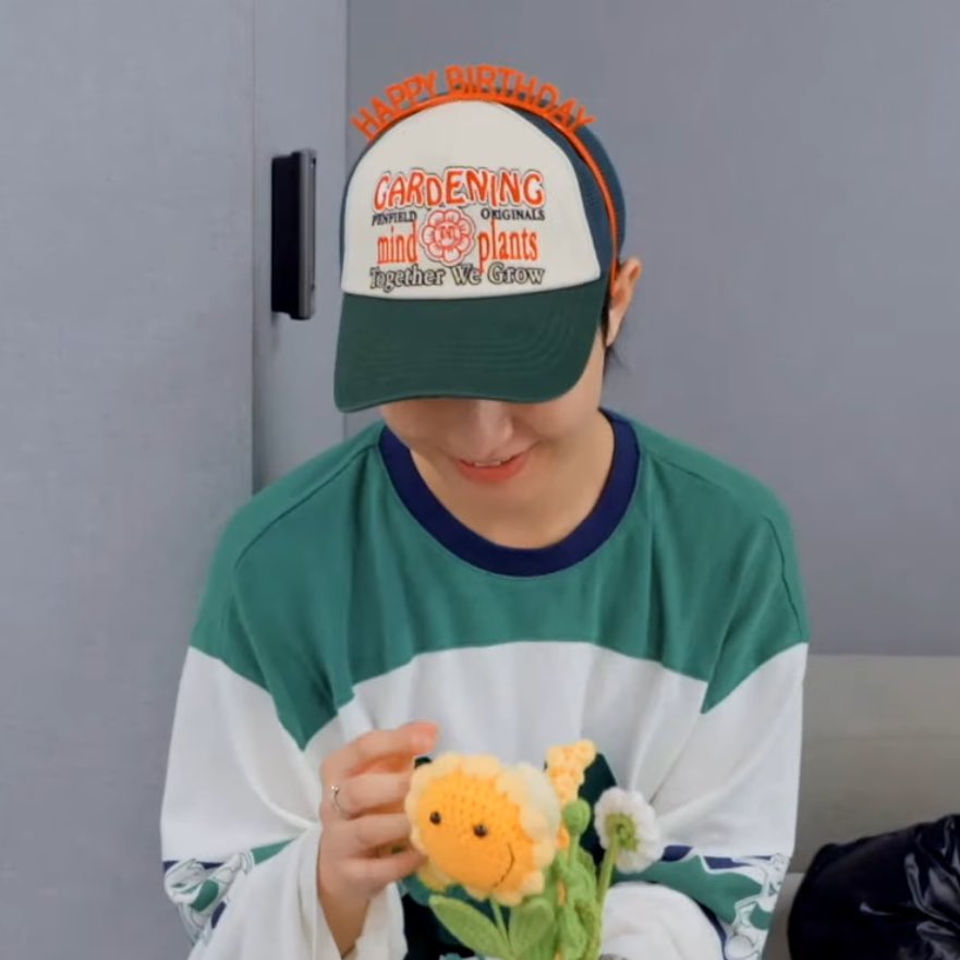 อย่างน้อยก็ได้เห็นช่วงเวลาดีๆในวันเกิดอินจุน เหมือนได้ปลดล้อคอะไรบางอย่างที่ติดอยู่ในใจT-T แล้วนอกจากจะได้เค้กจากเมมเบ้อแล้วยังได้ดอกไม้จากสตาฟด้วย5555 น่ารักดี อินจุนหน่ะเหมาะกับดอกไม้ที่สุด ทั้งสวยแล้วก็อ่อนโยน