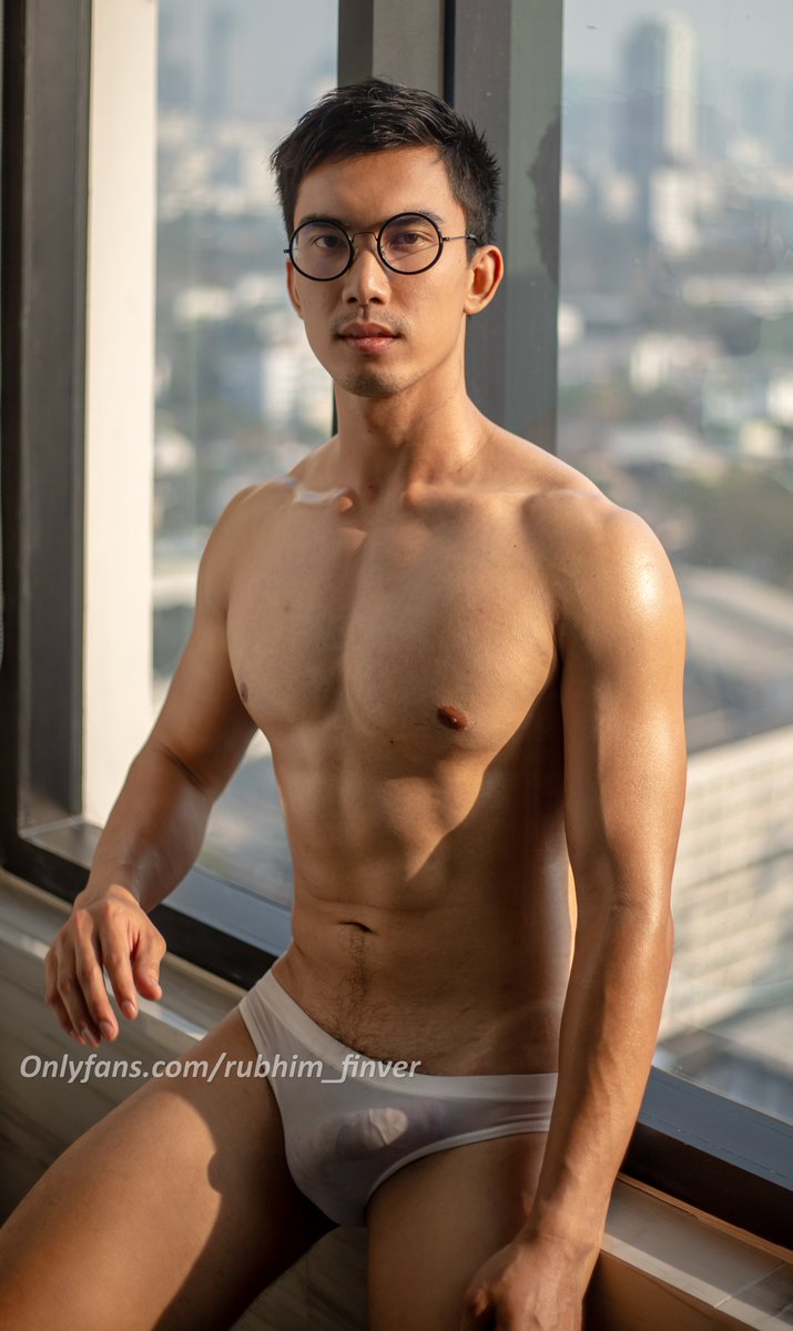 rubhimfit_st's tweet photo. ไอ้พวกเนิร์ดมันจะมีอะไรนักหนา🤭

A nerd guy &amp; his secret🥰

Full album &amp; cum shot clip

0nlyfans/rubhim_finver

0nlyfans: https://t.co/cvZmuzjTRx

ไลน์: https://t.co/94lwmbqP4m https://t.co/dnNSju9tiq