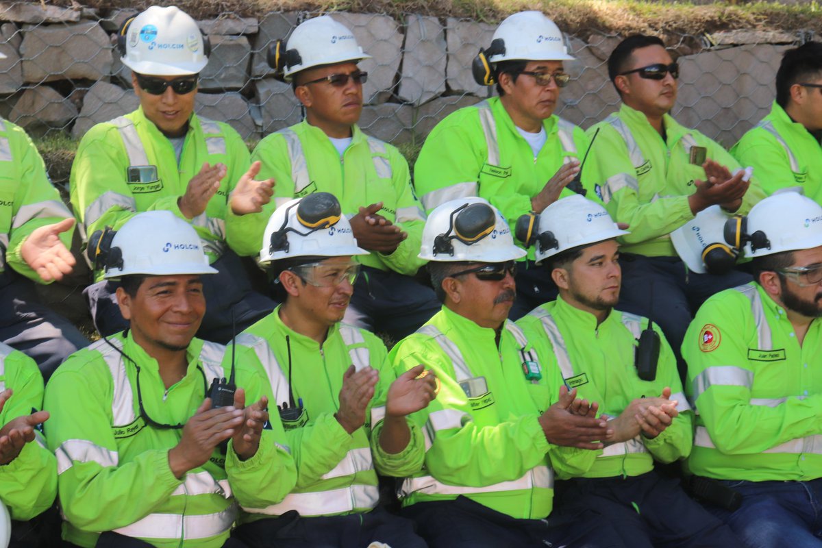 En mi reciente  visita a nuestra Planta de #Agregados “ Pifo” de <a href="/HolcimEcuador/">Holcim Ecuador</a> , entregamos un Reconocimiento a los Lideres y Colaboradores de esa Planta, por romper Record  2 años seguidos en Resultados y en Mejoras en dicha Planta. Felicidades Colegas !!!
