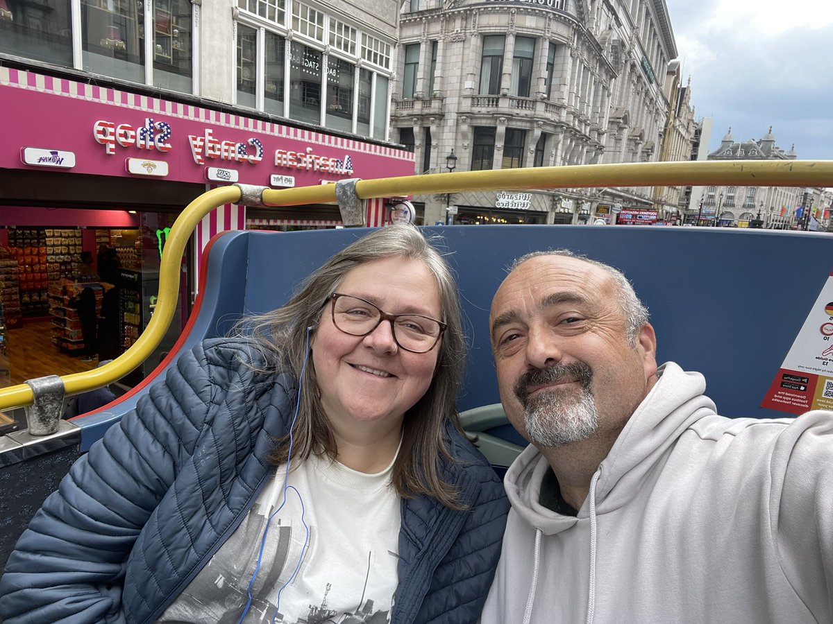 RaymondDocwra's tweet photo. Playing tourists with @FloDocwra .
Spent enough time driving round London, be nice to be able to look at stuff properly #tootbus (yes that’s its name) https://t.co/YVOWSw6iXe
