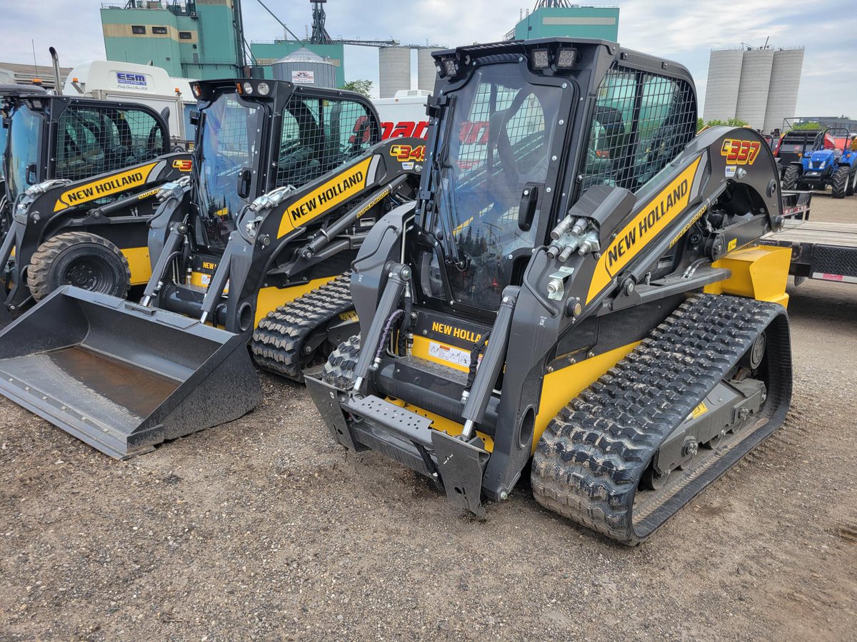 ESMFarmEquipmen's tweet photo. These machines are hungry for work, chat with your local New Holland dealer to meet your light construction needs. #newholland #minitrack #wheelloader #skidsteer #trackmachine https://t.co/KSqLKbejY0