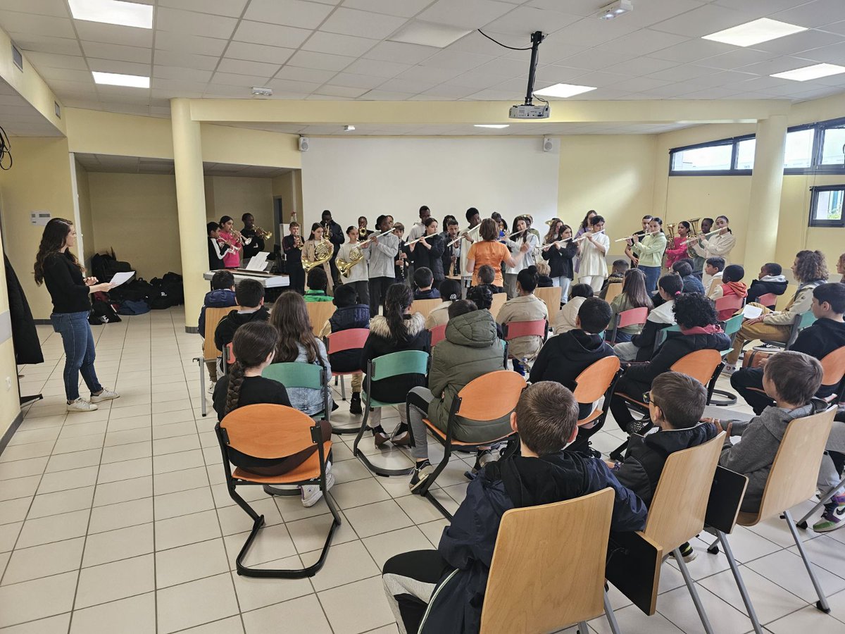 Le collège <a href="/CollegelouiseM/">REP+ Louise Michel</a> a accueilli ce lundi les élèves de CM2 sur une journée pour une visite du collège et une découverte des classes aménagées théâtre musique et EPS.