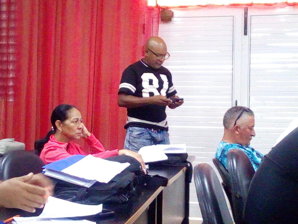 Fidelfi3's tweet photo. Consejo de administración municipio Ciego de Ávila.
Se evalúa la implementación de la Ley de Soberanía Alimentaria y Nutricional (programa viandas)
@AvilaOnei 
@CubaONEI 
@WacnerC 
#Latiravileño
#capitalLate https://t.co/QTnjU7ryIf