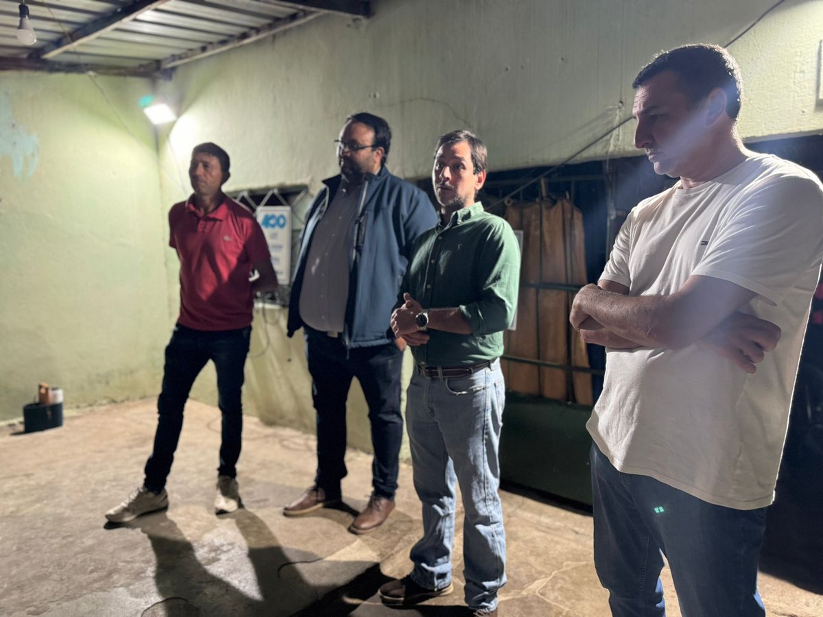 Lista400Salto's tweet photo. ¡La 400 barrio a barrio por Salto!

Anoche junto a @CarlosAlbisu y @ConstenlaPablo , con los vecinos de Barrio Fátima, que nos reafirman su apoyo para cambiar Salto.

¡Seguimos militando por el cambio que merece nuestro departamento! 

¡Gracias a la familia de Yair Peralta! https://t.co/jKQFZX4Egt