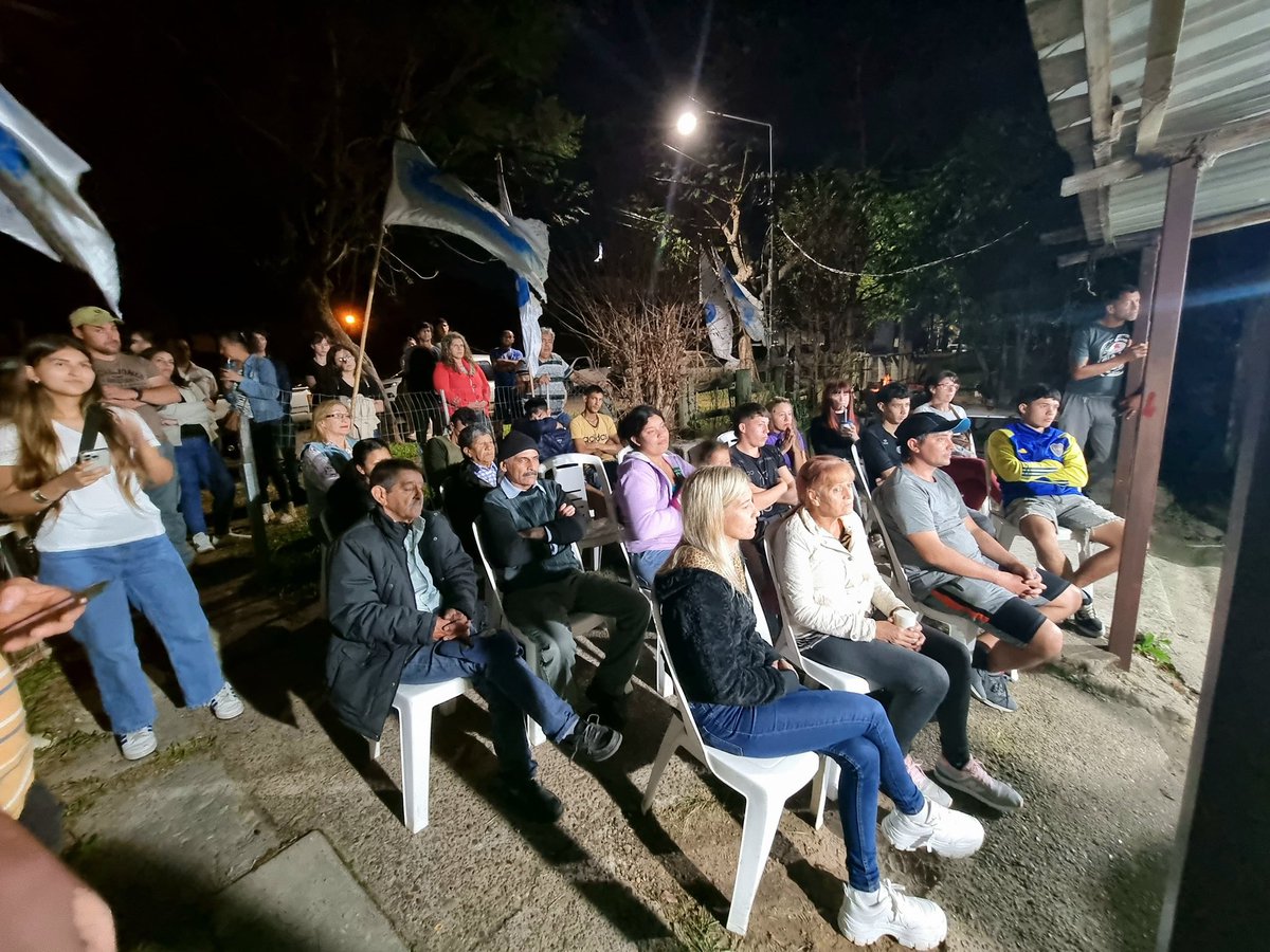 Lista400Salto's tweet photo. ¡La 400 barrio a barrio por Salto!

Anoche junto a @CarlosAlbisu y @ConstenlaPablo , con los vecinos de Barrio Fátima, que nos reafirman su apoyo para cambiar Salto.

¡Seguimos militando por el cambio que merece nuestro departamento! 

¡Gracias a la familia de Yair Peralta! https://t.co/jKQFZX4Egt