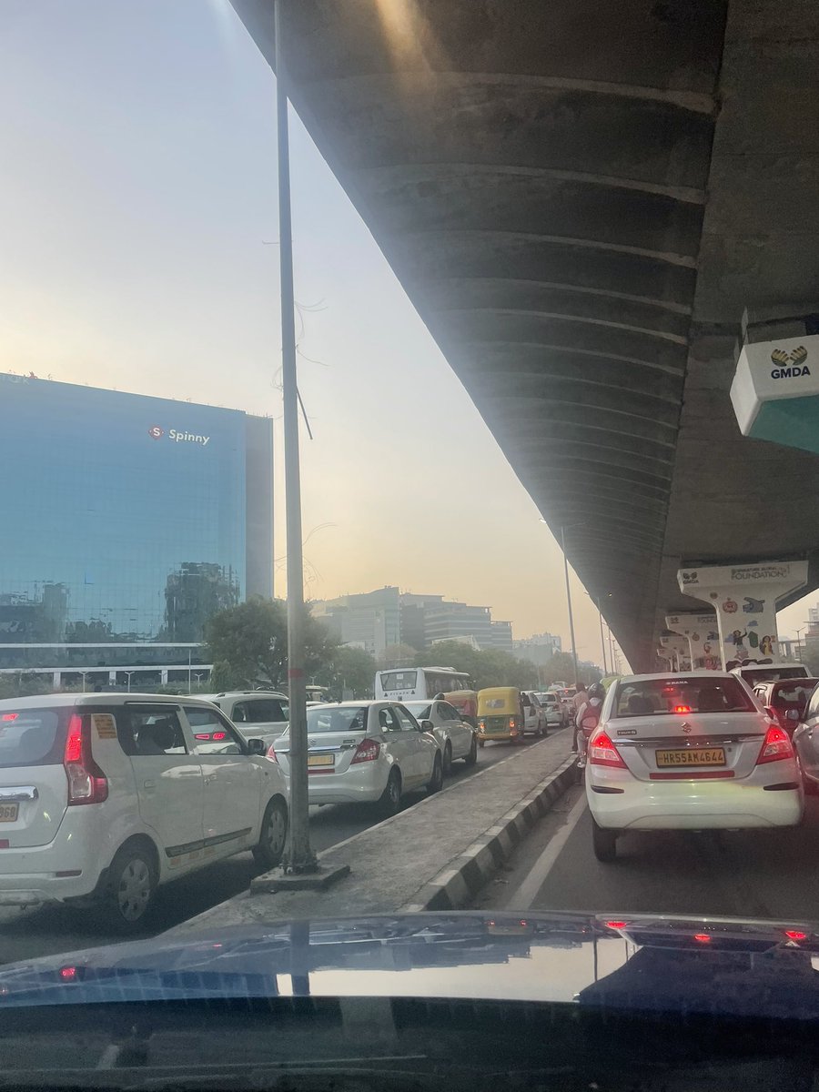 swatz553's tweet photo. @gurgaonpolice @DC_Gurugram @HYDTP everyday I waste 15 mins of my time and petrol at this junction which is mere 300 mtrs because people who need to go straight block the u turn lane. They further create a block to enter the left lane again. 1/2 https://t.co/QzK8HxNKnq