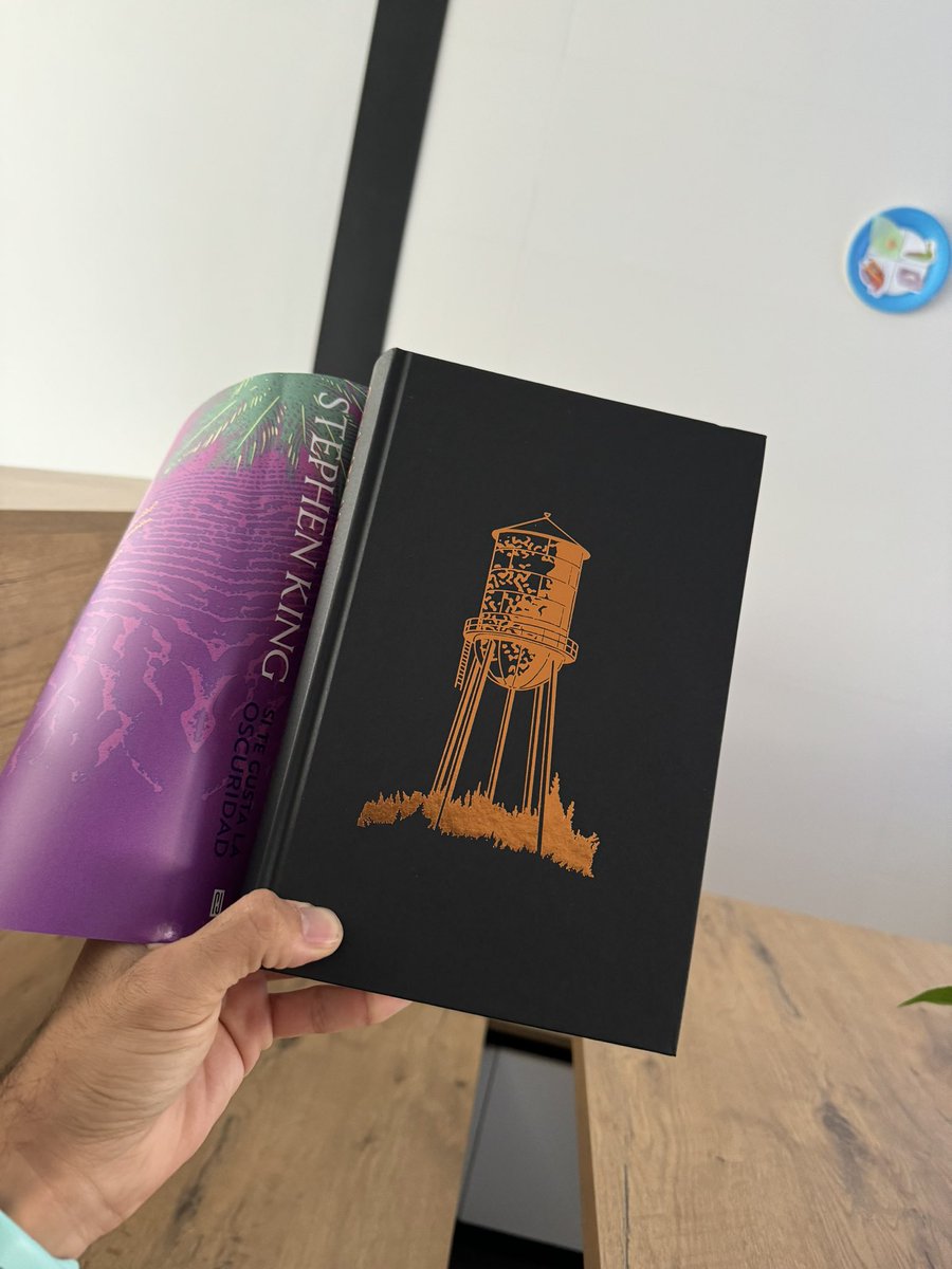 Lo nuevo de Stephen King trae una sorpresa espectacular: portada reversible. 
En estos últimos años sus ediciones se han empezado a currar de manera especial.
¡Estoy deseando que oscurezca para hincarle el diente!
<a href="/saltacuentos/">P a l o m a</a> <a href="/StephenKing/">Stephen King</a>
