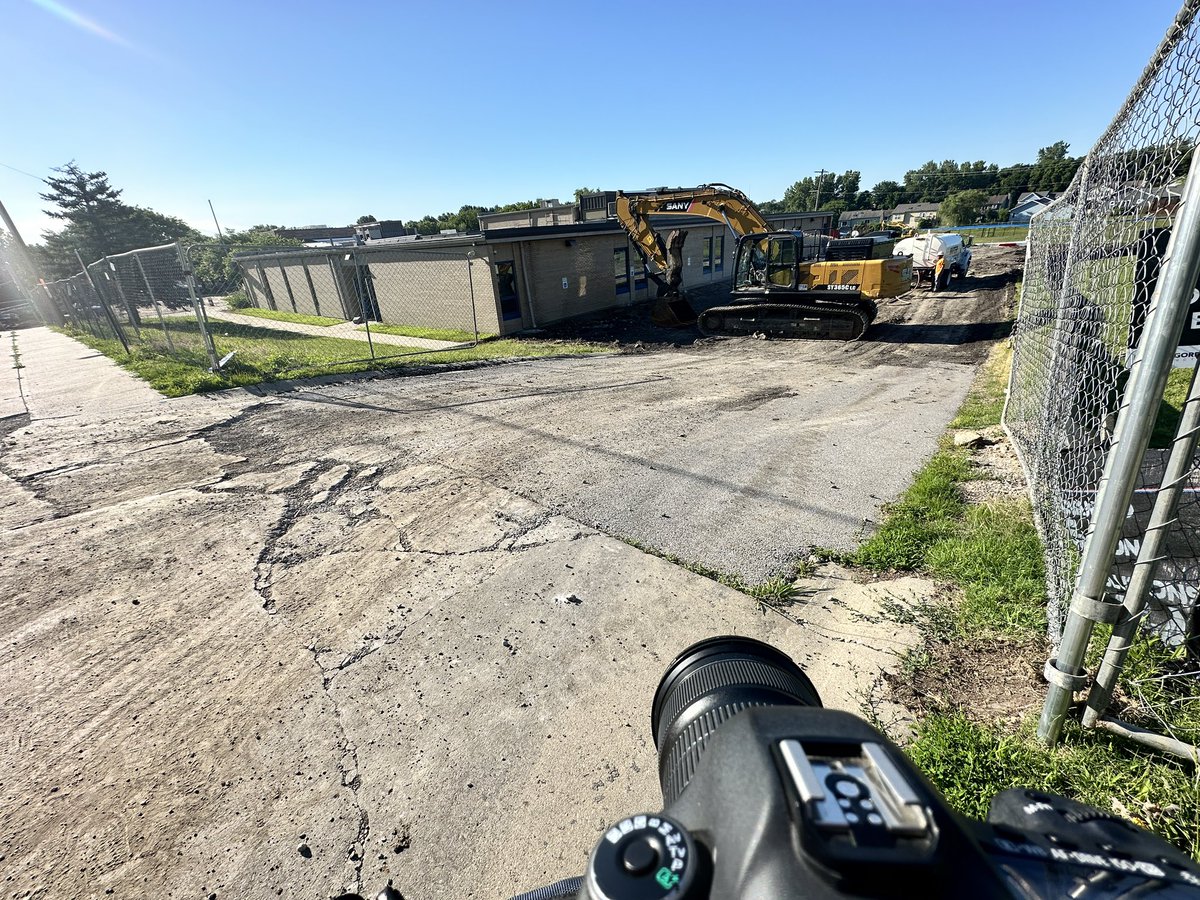 MrsRachelBowers's tweet photo. Demolition starting at the old @NashuaES building this morning. Bidding a fond farewell! https://t.co/Ldt7E3rFRn
