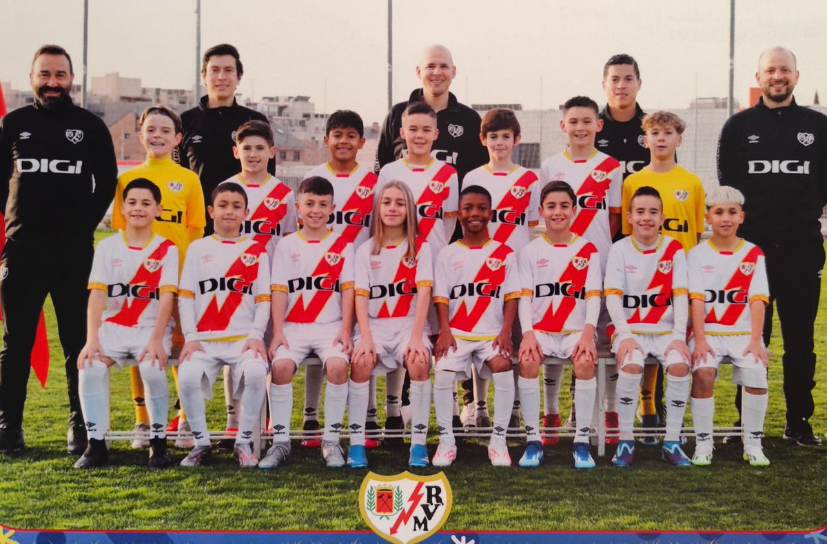 RayoVallecano's tweet photo. 🧒 Así ha finalizado la temporada nuestra cantera. Destaca el Benjamín A que se proclamó campeón de liga ⚡️

👉https://t.co/rNHt1tCFiX https://t.co/KbXkVfwEyf