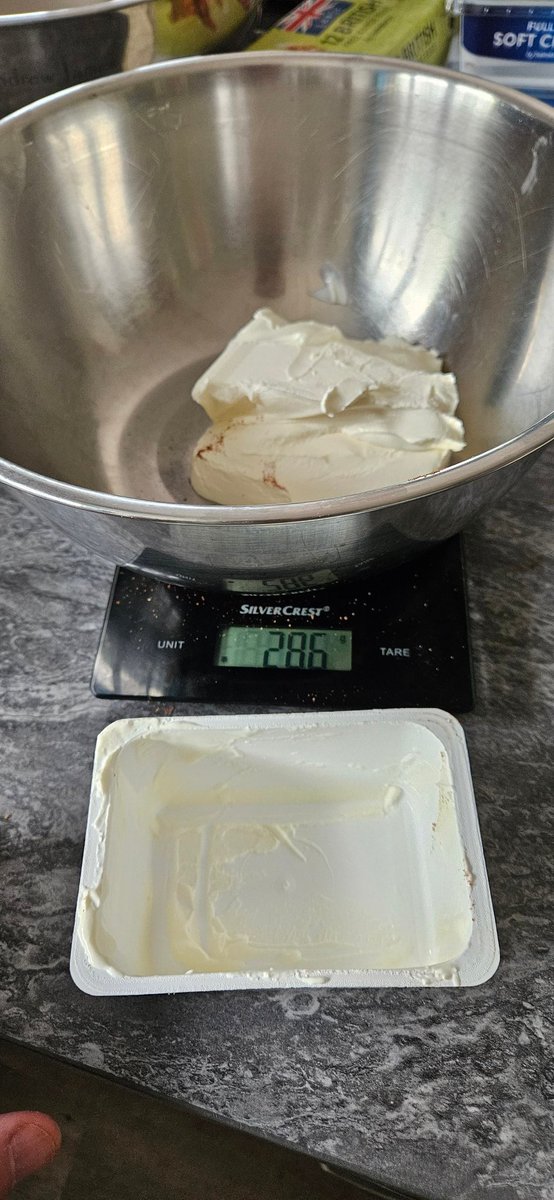 Hi <a href="/sainsburys/">Sainsbury's</a> where is the other 14g of my cream cheese?

5 tubs all identical in weight, think I'm down a ¼ of a tub from this lot

How am I meant to make cheesecake thats short of cheese

#cheesecake 
#weightsandmeasures