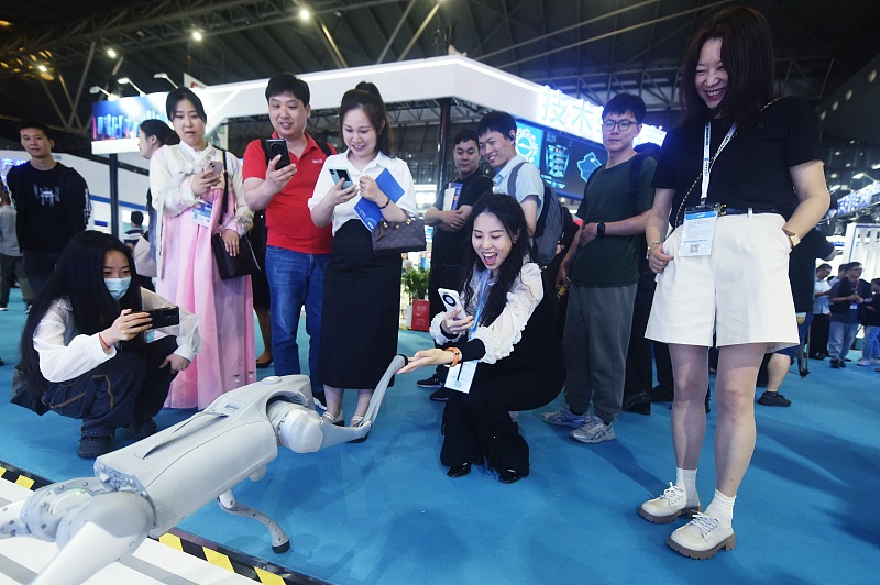 IntlServicesSH's tweet photo. The 10th China (#Shanghai) International Technology Fair opens today, with nearly 1,000 exhibitors showcasing their latest innovations. From sleek eVTOL aircraft🚁 to interactive robots🤖, step into the future now. #CSITF #InShanghai @hktdc https://t.co/kKfDJEJclm