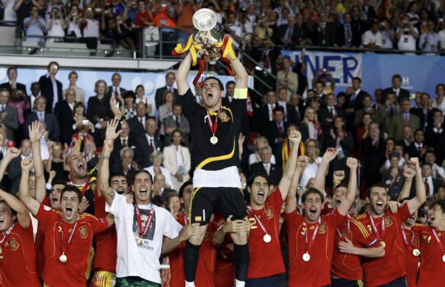 JaviBorrallo's tweet photo. 29 junio 20:45h, 2008. Ernst Happel Stadion, Viena.  Sin Villa, aparece Torres en carrera contra Lahm, le gana la carrera y bate a Lehmann, picada, con suavidad. 1-0. Sufrimiento hasta el final. Campeones de Europa. https://t.co/o2iyxT6OWH