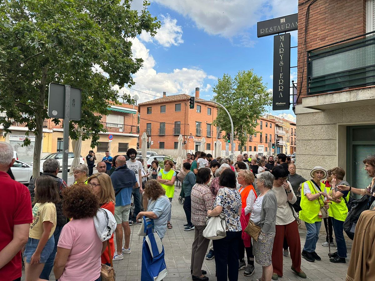 renue_valverde's tweet photo. Ayer por la tarde las vecinas y vecinos de Fuencarral tuvimos que hacer fila India para poder pasear juntos por las aceras de Valverde 🤔 Necesitamos mayor accesibilidad y seguridad vial. https://t.co/42HwU3dfRG