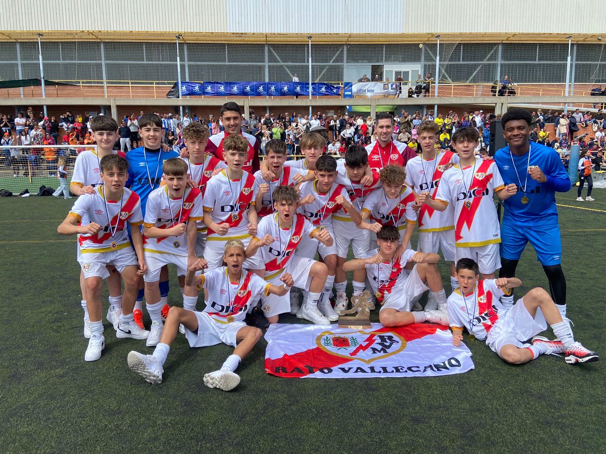 RayoVallecano's tweet photo. 🧒 Así ha finalizado la temporada nuestra cantera. Destaca el Benjamín A que se proclamó campeón de liga ⚡️

👉https://t.co/rNHt1tCFiX https://t.co/KbXkVfwEyf
