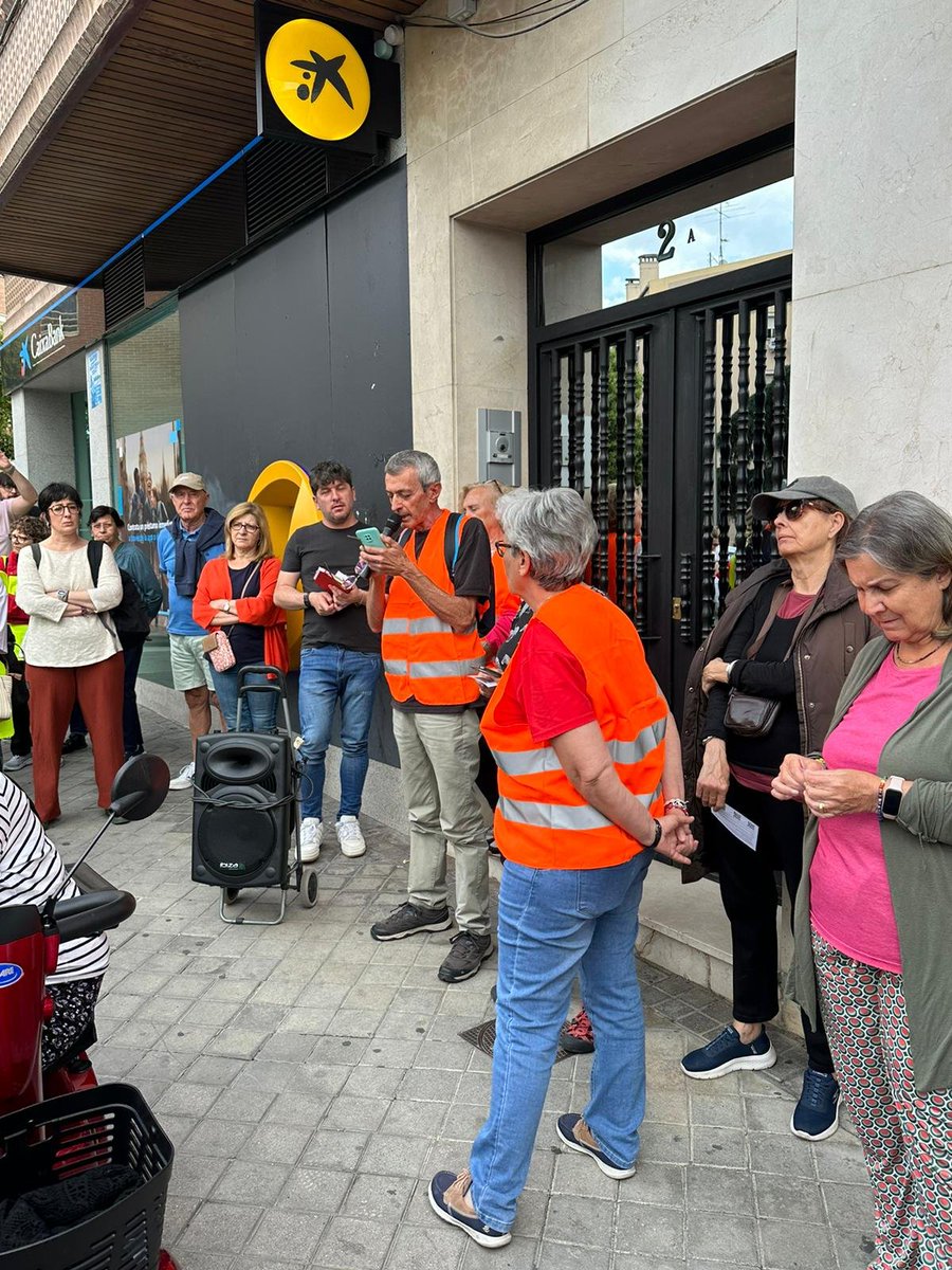 renue_valverde's tweet photo. Ayer por la tarde las vecinas y vecinos de Fuencarral tuvimos que hacer fila India para poder pasear juntos por las aceras de Valverde 🤔 Necesitamos mayor accesibilidad y seguridad vial. https://t.co/42HwU3dfRG