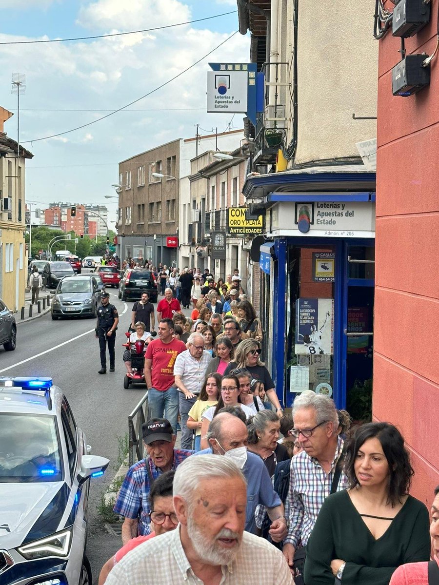 renue_valverde's tweet photo. Ayer por la tarde las vecinas y vecinos de Fuencarral tuvimos que hacer fila India para poder pasear juntos por las aceras de Valverde 🤔 Necesitamos mayor accesibilidad y seguridad vial. https://t.co/42HwU3dfRG