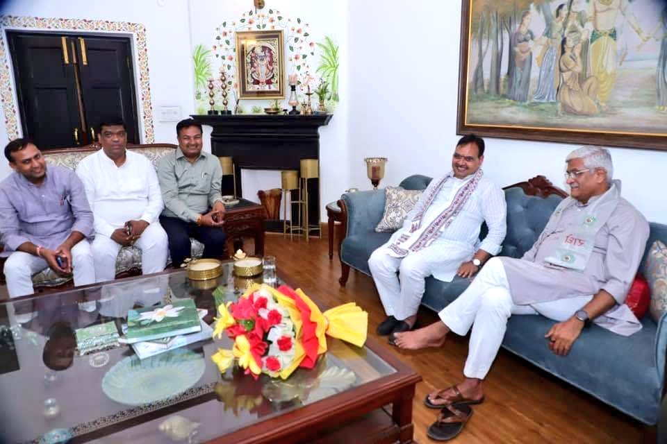 banwasa_prem's tweet photo. केंद्रीय मंत्री श्री गजेन्द्र सिंह जी शेखावत के दिल्ली स्थित आवास पर मुख्यमंत्री आदरणीय भजन लाल जी शर्मा से मुलाक़ात हुई ।
 
इस अवसर पर आदरणीय गजेंद्र सिंह जी को भारत सरकार में केबिनेट मंत्री बनाये जाने की शुभकामनाएँ दी ।

@gssjodhpur @BhajanlalBjp https://t.co/RnHweupnRf