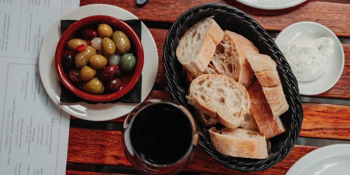 A bottle of wine, an array of nibbles, and catching up with friends. Al Fresco. Could it get any better? 🌞🍷

Come hungry, leave happy.

Book your next catch up here > bit.ly/2swFwra