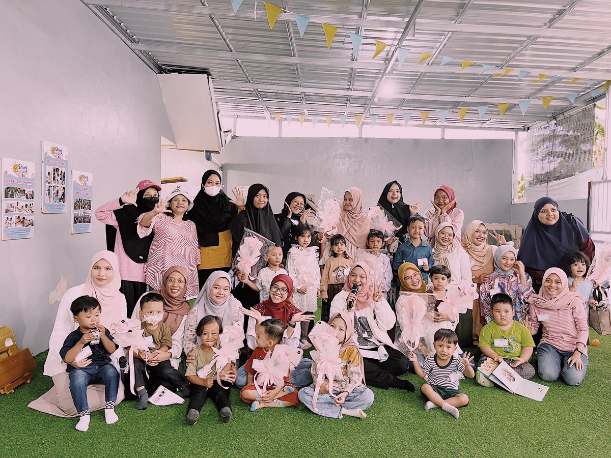 dudukbaca's tweet photo. [Hari Indah Mengukir Cerita]🧚🏻✨

Halo #bacawan 
Hari Minggu kemarin kita ada event anak pertama Dudukbaca bersama @gendong_mlg dan Shiny Kidz Space loh! 

Momen spesial ini berkat antusias yang dibawa oleh para anak-anak. Mereka adalah bintang yang menerangi acara kita!!😍✨ https://t.co/8pUiVTpZIF