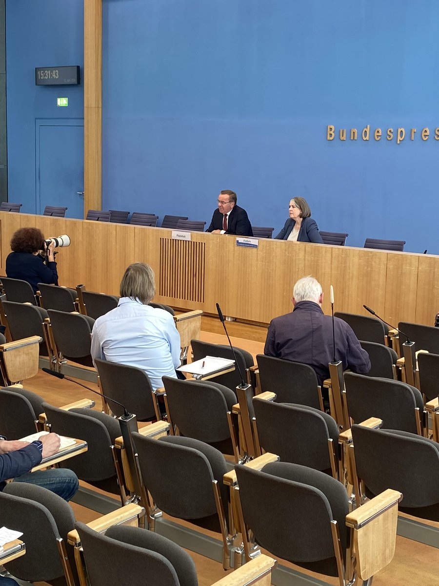 Julien Gathelier (@juliengathelier) on Twitter photo Bundesverteidigungsminister Pistorius stellt in Berlin die neue Wehrpflicht vor: 1. Verpflichtender Fragebogen für 18-jährige 2. verpflichtende Musterung für diejenigen, die im Fragebogen Interesse an der Bundeswehr gezeigt haben / Freiwillig für Frauen Bundesverteidigungsminister Pistorius stellt in Berlin die neue Wehrpflicht vor: 1. Verpflichtender Fragebogen für 18-jährige 2. verpflichtende Musterung für diejenigen, die im Fragebogen Interesse an der Bundeswehr gezeigt haben / Freiwillig für Frauen
