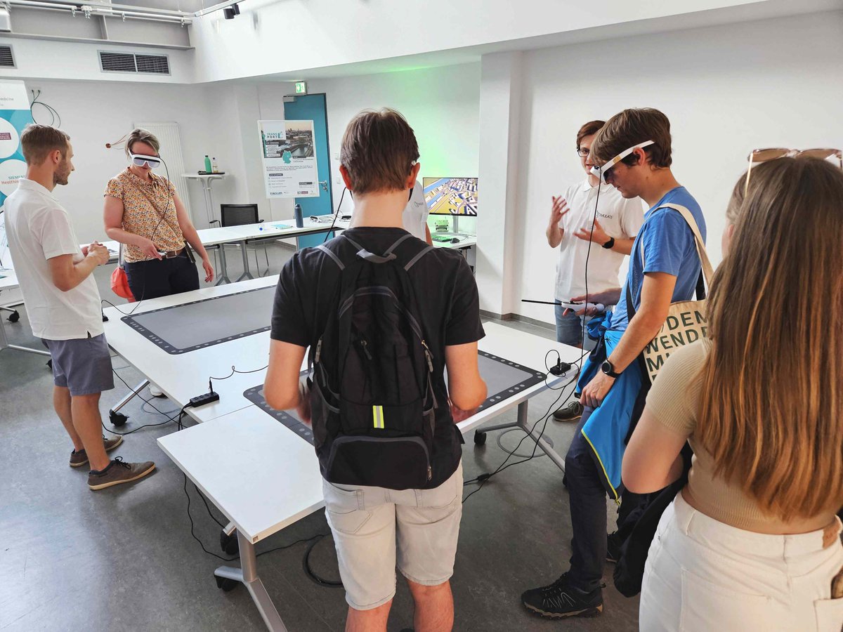 STIMULATE_FC's tweet photo. Ein Rückblick in Bildern - das #TomorrowLabs Festival aka #LNDW am #Forschungscampus @STIMULATE_FC. Gutes Wetter, gute Laune und ein tolles Interesse der Bevölkerung an unserer #Medizintechnik.
Hier geht's zum Beitrag: https://t.co/1K8ib5zWHV https://t.co/zzUhH0KVvz