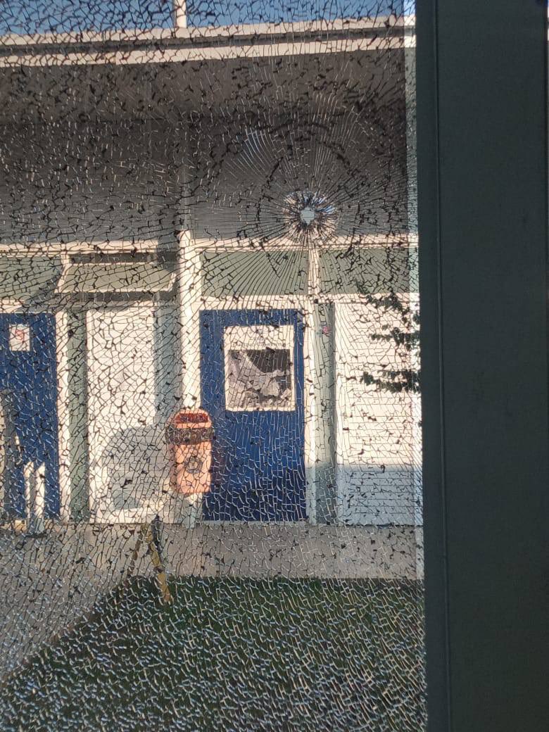 redesdamare's tweet image. A Polícia Militar está realizando uma operação policial há 29 horas no conjunto de Favelas da Maré. Há relatos de presença de blindados e de policiais a pé, e um clima de tensão. Durante esta madrugada, a clínica da família Adib Jatene, na Vila do Pinheiro, foi alvejada.