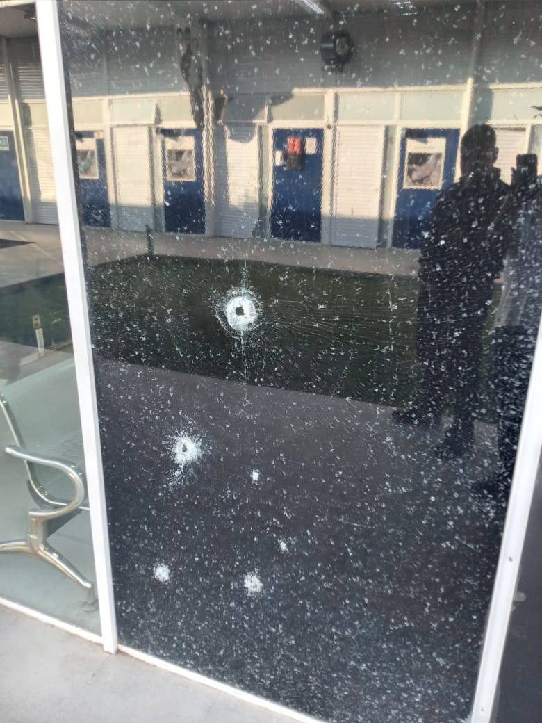 redesdamare's tweet image. A Polícia Militar está realizando uma operação policial há 29 horas no conjunto de Favelas da Maré. Há relatos de presença de blindados e de policiais a pé, e um clima de tensão. Durante esta madrugada, a clínica da família Adib Jatene, na Vila do Pinheiro, foi alvejada.