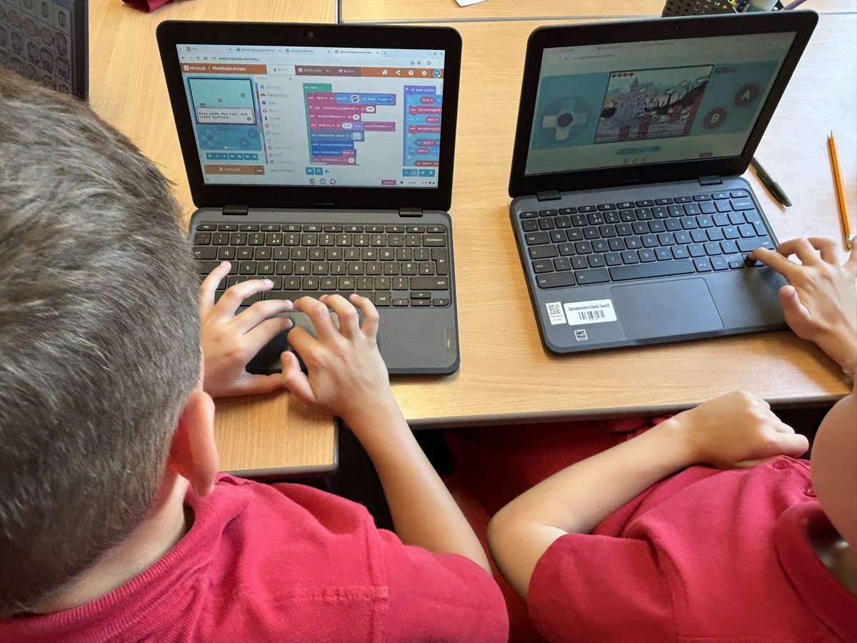 ParcyTywyn's tweet photo. Blwyddyn 3 yn mwynhau creu côd syml ac yn addasu a dadfygio côd parod i greu gemau cyfrifiadurol. 
#Pod2 #CymhwyseddDigidol #GwyddAThech https://t.co/Mrka8vTS0b