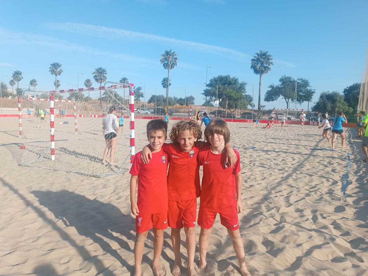 ⚽𝗕𝗘𝗡𝗝𝗔𝗠𝗜𝗡 𝗔⚽
La Selección Sevillana Benjamín de fútbol playa ha convocado a los jugadores del Benjamín A Bruno (izda.), Darío (centro) y Rodrigo (derecha) para unos entrenamientos como preparación para próximos torneos. ¡Felicidades, chicos!
#UDDosHermanas🟥