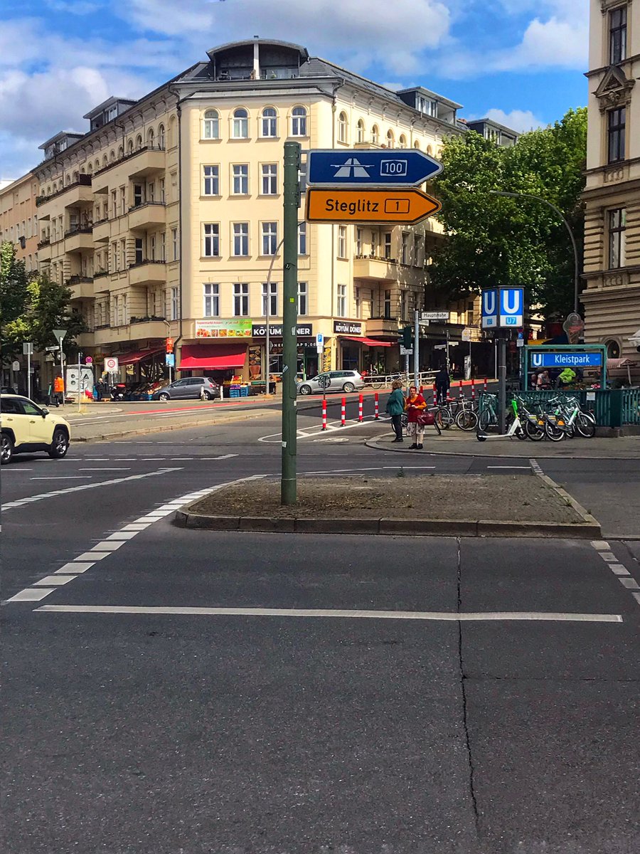 Nicht perfekt, und doch ein besseres Weiterkommen mit dem 🚲 auf der #Hauptstrasse: Heute bin ich zum ersten Mal auf der neuen Radspur ab U-Bahnhof Kleistpark gefahren. Eine Kollegin von mir hat sich ebenfalls gefreut (Arbeitsweg)! 🤗 
P.S. #Tempo30 muss bleiben <a href="/SenMVKUBerlin/">Senatsverwaltung MVKU Berlin</a>