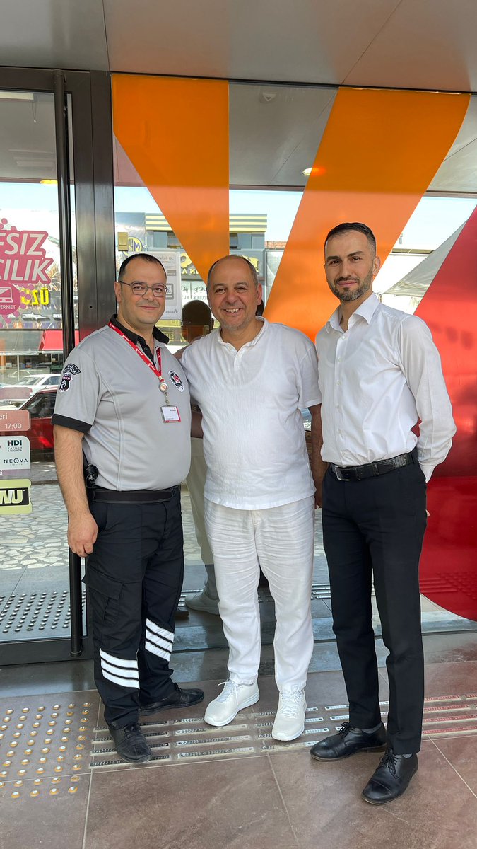 Güzellik müthiş bir kudret gülümseme ise onun kılıcıdır.Allah dostlarımızın sayısını artırsın inşallah