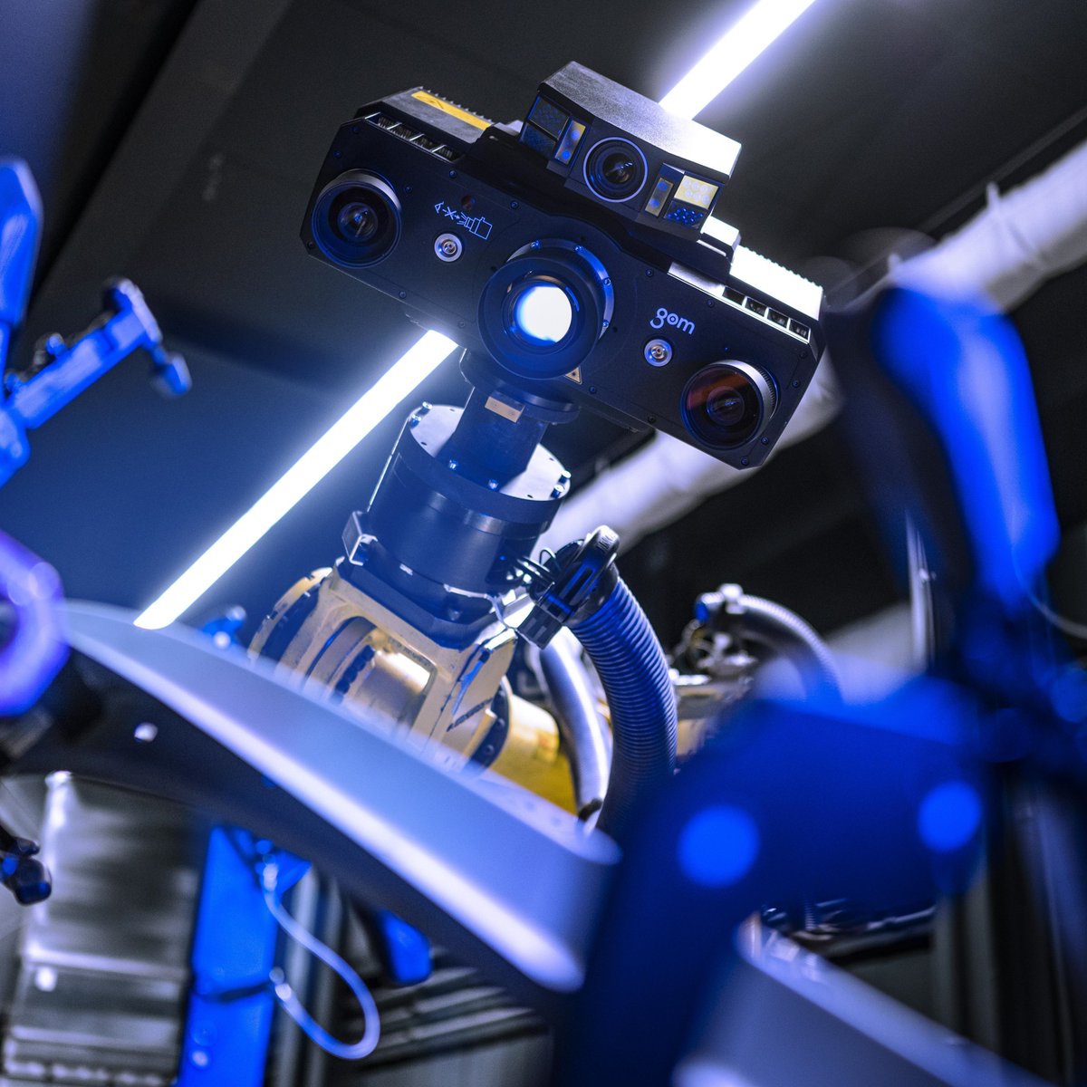 thyssenkrupp's tweet image. Szenen wie aus einem Science-Fiction-Film. 🤩 Aber für uns ganz normaler Arbeitsalltag, denn #Digitalisierung und Automatisierung sind in der industriellen Produktion längst Standard. 🦾 Würdet ihr gerne mit einem #Roboter zusammenarbeiten? 😃